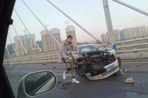 国产车大桥撞车翻下桥视频,惊心动魄的瞬间回顾